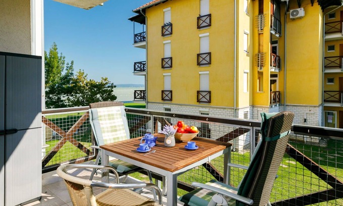 Balatonoszod Apartamento | Hermoso apartamento para 4 personas con A/C, WIFI, TV, balcón y aparcamiento