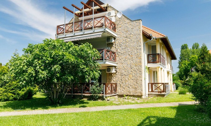 Balatonoszod Apartamento | Precioso apartamento para 5 personas con WIFI, A/C, TV, patio y aparcamiento