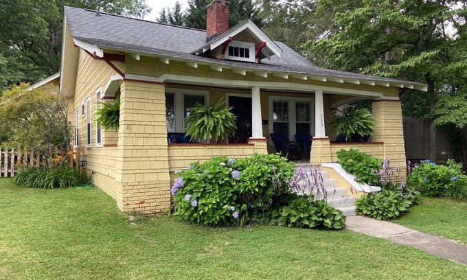 Black Mountain Casa | Lovely Arts & Crafts Bungalow in downtown Black Mountain - 15mins from Asheville