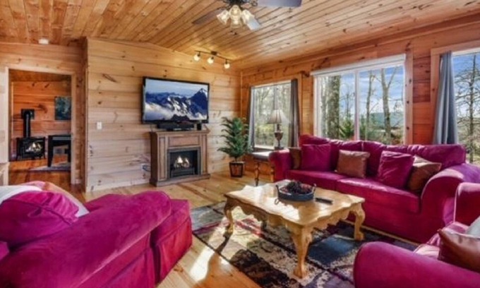 Crossville Cabina | Lovely cabin near Cumberland Mtn State Park, Nice kitchen & living spaces