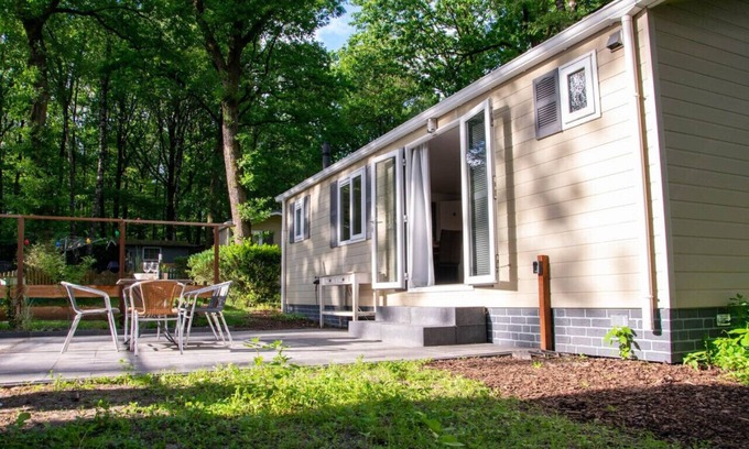 Bosgebied Hoenderloo Chalet De Esquí | Lovely chalet in Hoenderloo with sunny terrace.