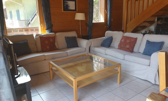 Morzine Apartamento | Lovely comfortable apartment near the centre of Morzine with big balcony.