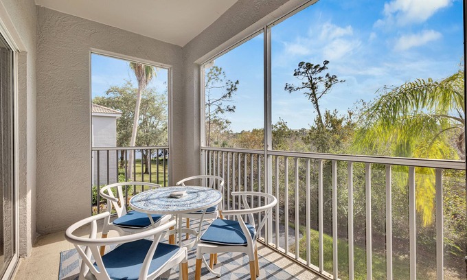 Hidden Lakes Condominio | Lovely, Completely Renovated 5 Star Two Bedroom Condo Close to the Beach