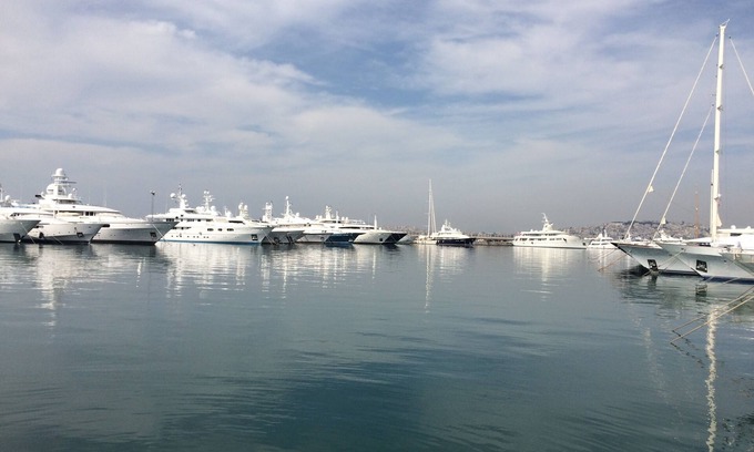 Palaio Faliro Apartamento | Lovely condo across Marina Flisvos, in Palero Faliro Athens.