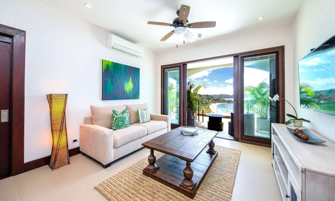 Playa Flamingo Condominio | Lovely Condo Infinity Pool & Breakfast