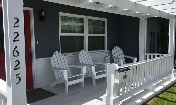 Seaside Cabaña | Lovely cottage 2 miles from the beach in quiet neighborhood