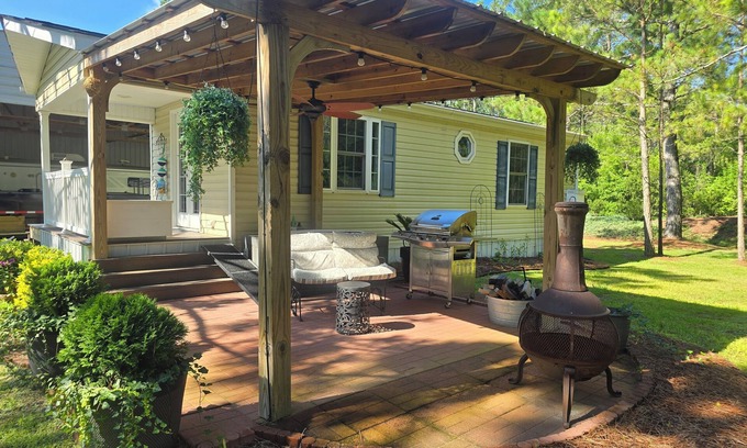 Burgaw Cabaña | Lovely cottage on Horse Farm with AC in charming Burgaw