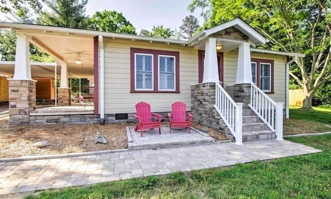 Swannanoa Cabaña | Swannanoa Cottage remodelada w / Sauna, Yarda y Fire Pit