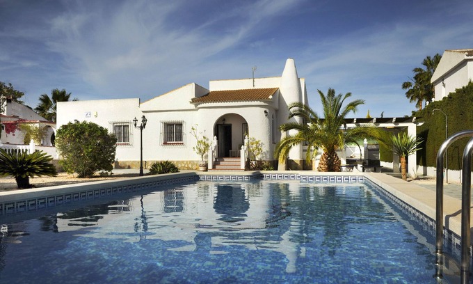 San Luis Villa | Bonito chalet con piscina privada en amplia parcela