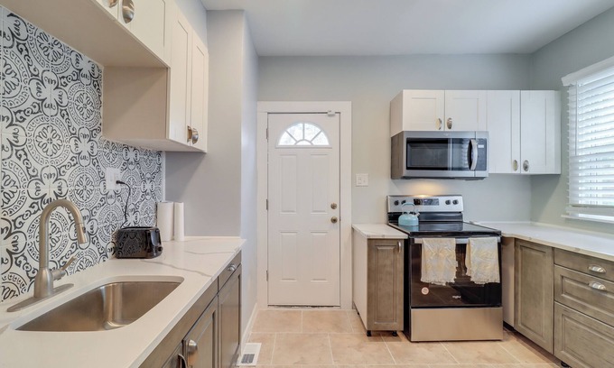 Detroit Casa | Lovely Detroit Home w/ Deck: Near Hospitals!