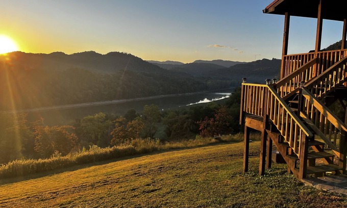 Tazewell Cabina | Lovely dog-friendly cabin overlooking the river w/kids games, Wi-Fi