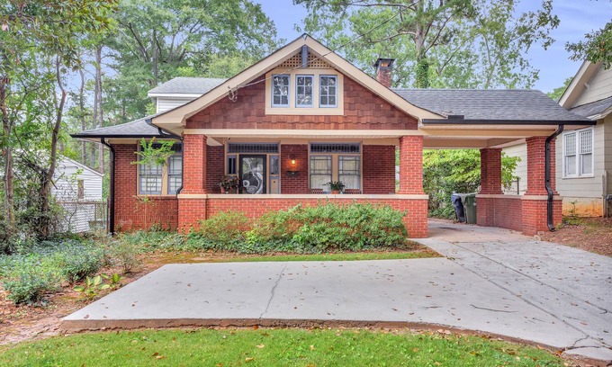 Atlanta Casa | Lovely dog-friendly home with tennis, grill, fireplace, & washer/dryer