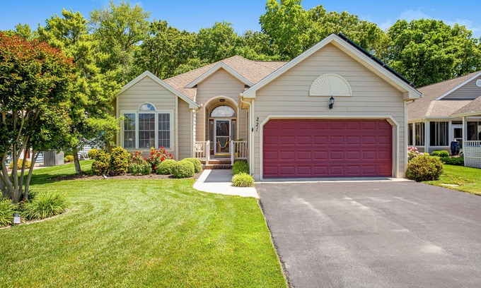 Lewes Casa | Lovely dog-friendly home with tennis, fast WiFi, deck, grill & W/D