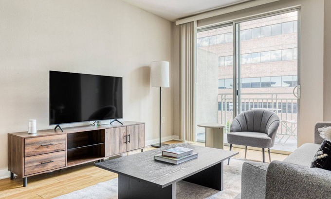 City West Apartamento | Lovely Downtown 1BR w/ Pool, W/D & Gym, near 7th St Metro, by Blueground