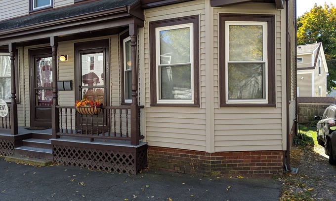Beverly Casa | Lovely Downtown Beverly