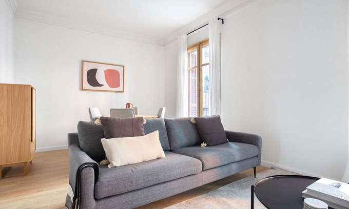 Gothic Quarter Apartamento | Lovely El Gòtic 2BR w/ Balcony, Fully Furnished, by Blueground