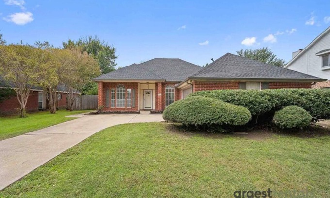 South Arlington Casa | Lovely Family Home | Garage | Patio | Pet Friendly