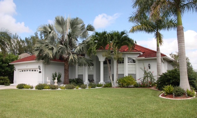 Cape Coral Villa | Hermosa villa de ensueño en el canal con piscina climatizada en alquiler privado