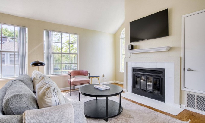 Redwood Shores Apartamento | Lovely Foster City 2BR w/ Gym, 2 Pools & W/D, near VISA, by Blueground