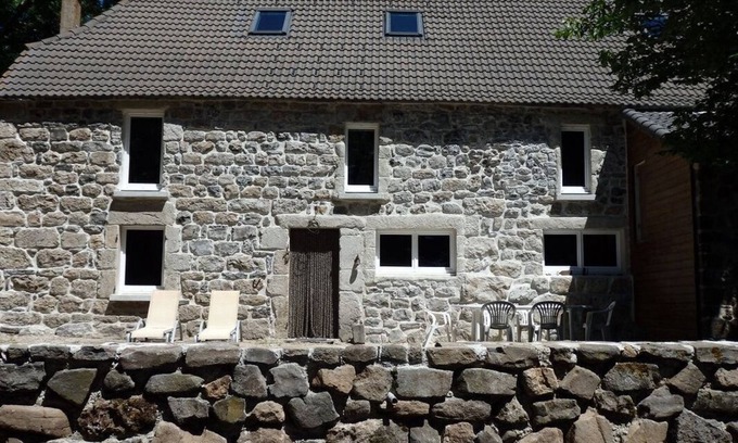 Le Beage Casa | Lovely gîte just a stone's throw from Lake Issarles and Mont Gerbier de Jonc.