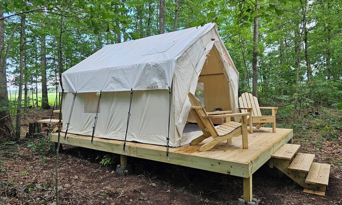 Deer Lodge Alquiler De RV | Lovely glamping site off the beaten path in a beautiful wooded setting.