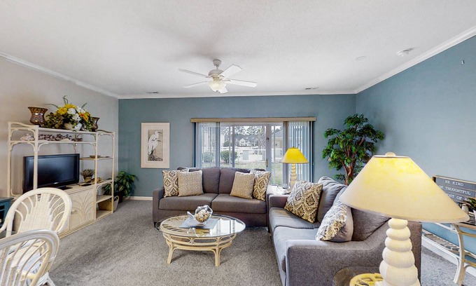 Little River Condominio | Lovely ground-floor golf-and-sea condo with on-site pool & screened patio