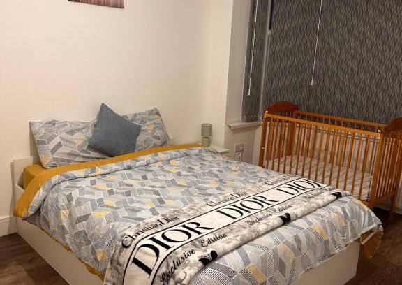 Hillingdon Casa | Lovely Hillingdon Family Holiday Home - 6 bedrooms