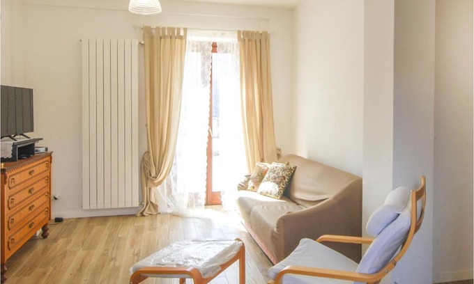 Serravalle di Chienti Casa | Lovely Home In Dignano With Kitchen