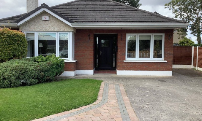 Clane Casa | Lovely home just outside of Dublin near horse races, lovely parks and trains.