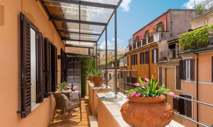 Rione III Colonna Apartamento | Lovely Home Spanish Steps with Balcony