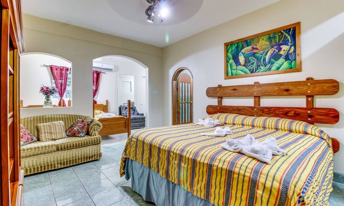 San Ignacio Casa | Hermosa casa con piscina compartida, preciosas vistas y balc�����������������n - perfecto para excursiones de un d���������������a
