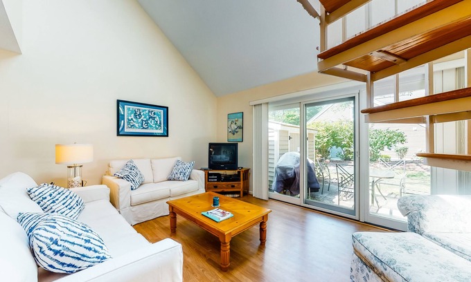Brewster Casa | Lovely home w/free WiFi/spacious patio/spiral staircase - near shops/restaurants