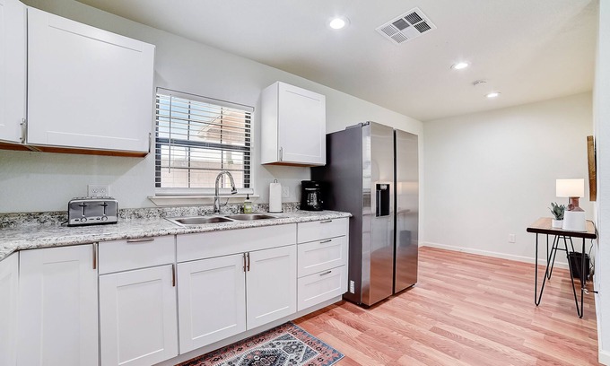 Blanco Cabina | Lovely home with a deck, firepit, washer/dryer & AC - dog-friendly