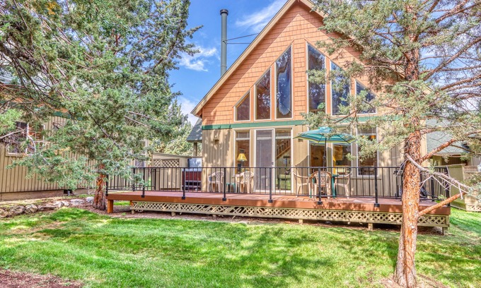 Redmond Chalet De Esquí | Hogar amigable para la familia con chimenea, terraza, parrilla, tenis, piscina y jacuzzis.
