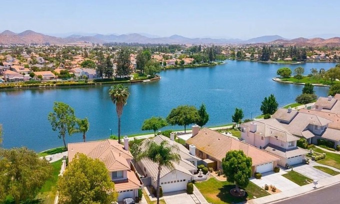 Menifee Casa | Lovely Lakehouse with Indoor Spa Tub Suite and Stunning Views