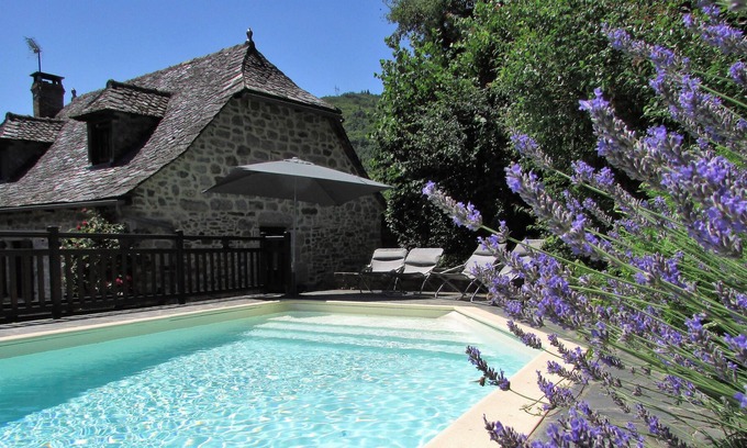 Saint-Hippolyte Casa | Lovely lakeside house with private pool