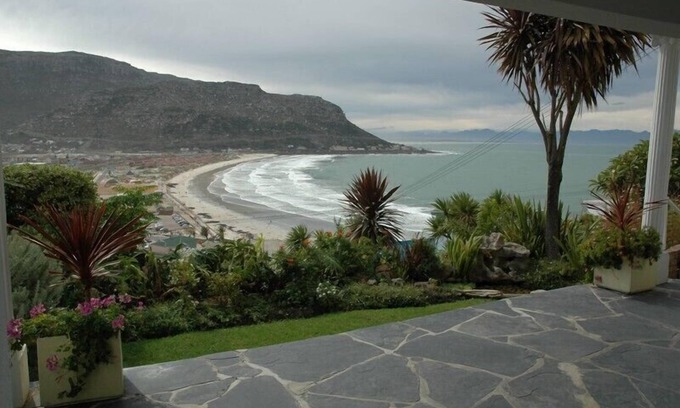 Fish Hoek Casa | Lovely large family House near beach, spectacular sea and mountain views.