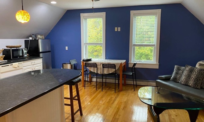 Beacon Apartamento | Lovely Loft across Madam Brett Park Entrance! Short drive to Main Street