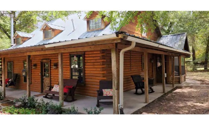 Montgomery Casa | Lovely Log Home W/Office, AC, Hot Tub on 4.3 acres