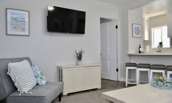 Mission Beach Condominio | Lovely & Luxurious California Condo 100 Steps to the Sand