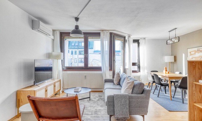 Meidling Apartamento | Lovely Meidling 2BR w/ Elevator & Balcony nr U6 & Tram 62, by Blueground