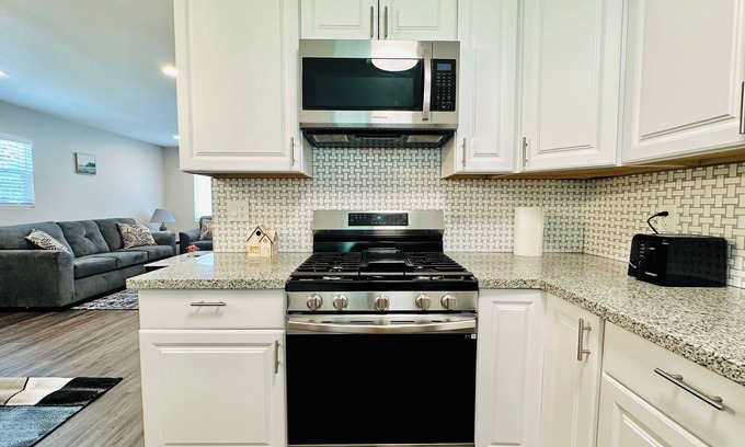 Lawrence Casa | Lovely new 3-bedroom house located near downtown!