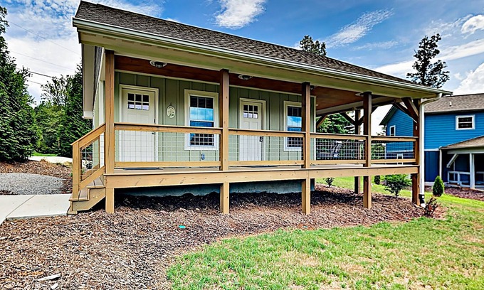Woodfin Cabina | Lovely New Cottage with Deck & Firepit | Minutes to Town & Adventures
