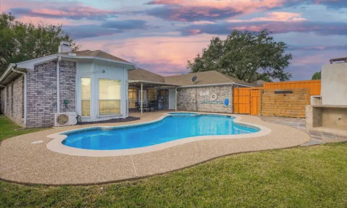 South Arlington Casa | Lovely oasis with a pool, hot tub, gym and sauna!