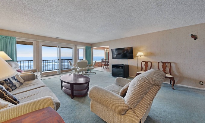 Lincoln Beach Condominio | Lovely oceanfront condo with sweeping water views, & balcony