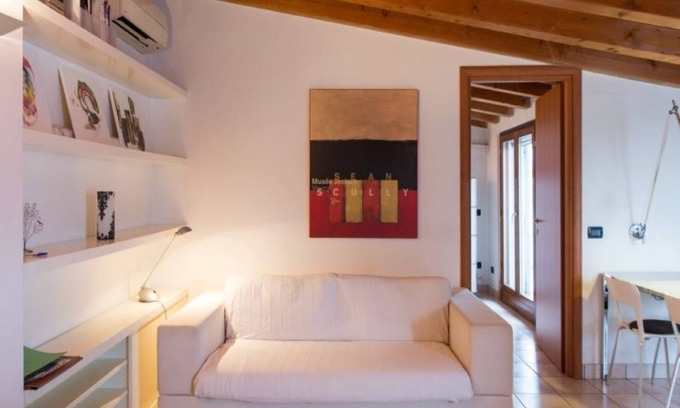Affori Apartamento | Lovely one-bedroom apartment with two balconies in the lively Dergano area.