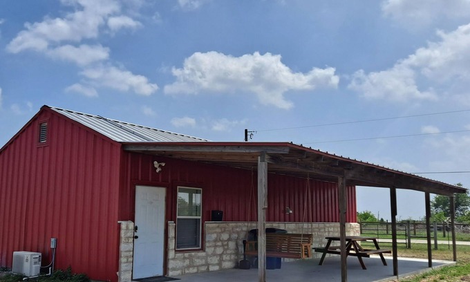 Bastrop Casa | Lovely one room barndominium - The Bastrop Barndo