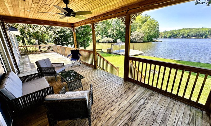 Macon Casa | Lovely, peaceful LAKE-front house with beautiful view and sunsets!