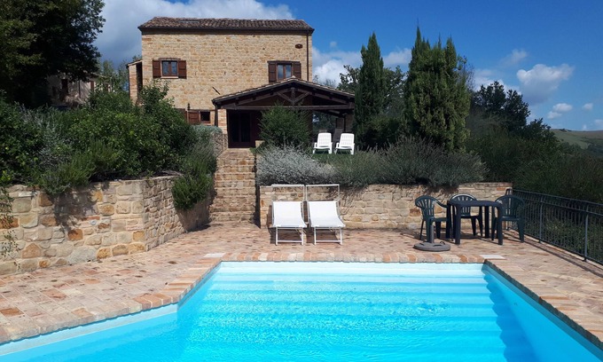 Gualdo Casa | Preciosa y tranquila casa de piedra con piscina y hermosas vistas.