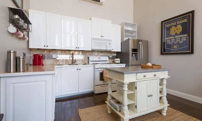 Forest Park Condominio | Lovely, Pet Friendly Condo w/ King Bed & Parking!